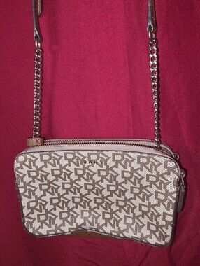 DKNY Bryant Monogram Double Zip Crossbody Bag Brown Chino – Excellent Body